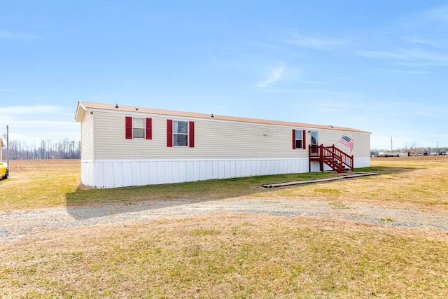 manufactured / mobile home featuring a front yard