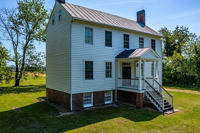 view of front of property featuring a front lawn