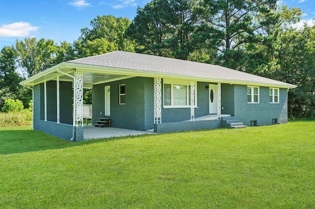 single story home with a front lawn