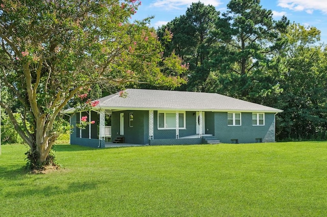 single story home with a front lawn