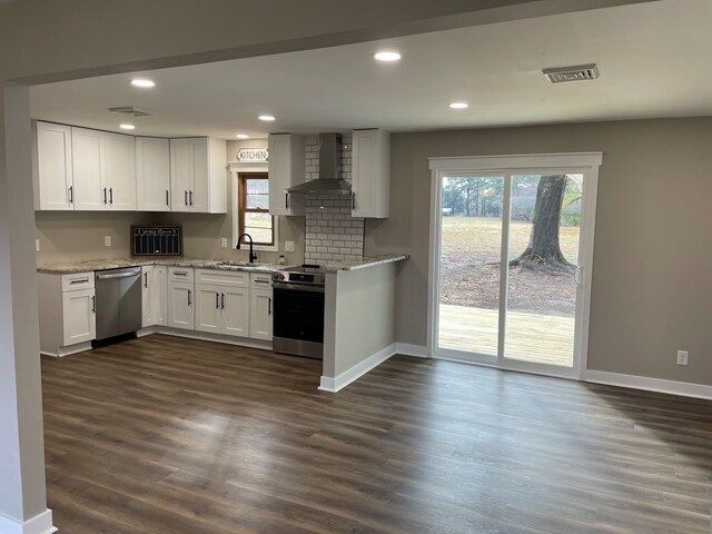 empty room featuring dark wood-type flooring and ceiling fan