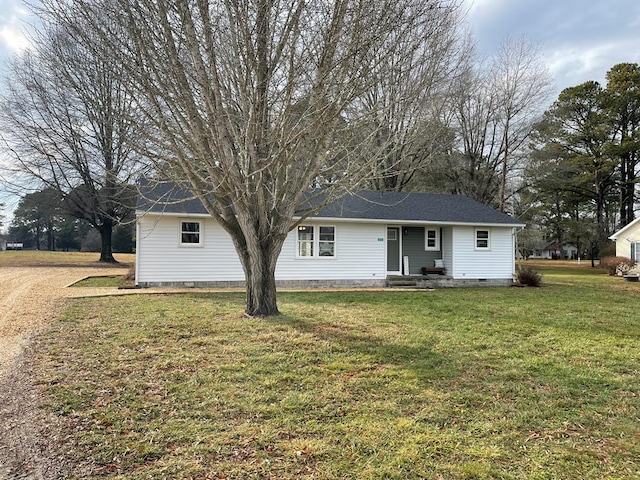 single story home featuring a front lawn