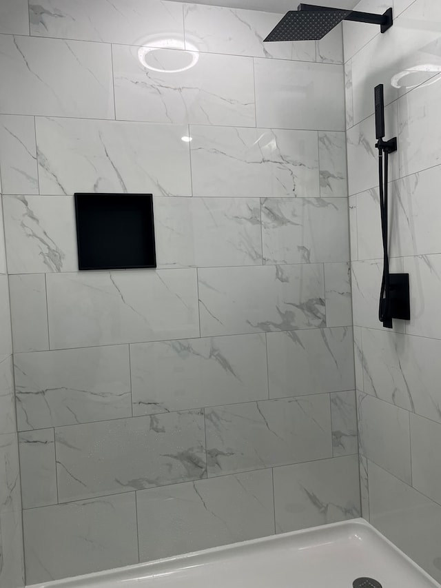 bathroom featuring tiled shower
