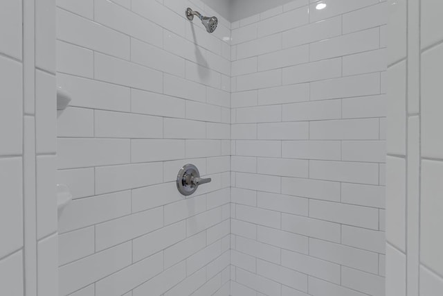 bathroom featuring tiled shower