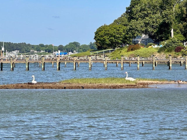 4 River Village Dr, Weems, VA 22576