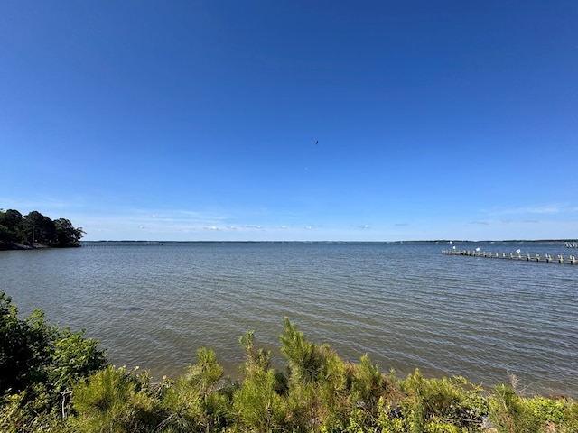 4 River Village Dr, Weems, VA 22576