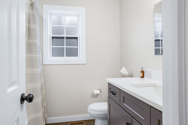 full bathroom featuring visible vents, toilet, vanity, and baseboards