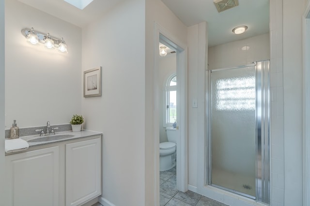 284 Palmer Dr, Lottsburg, VA 22511 - full bathroom featuring a skylight, visible vents, toilet, and a shower stall