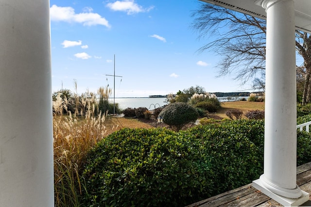 view of yard featuring a water view