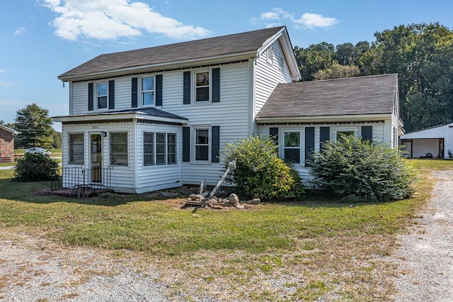 view of front of property featuring a front lawn