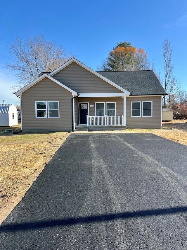 ranch-style home with a porch