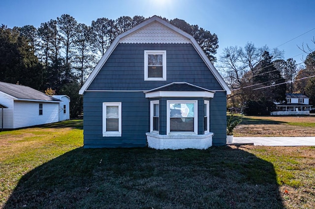 bungalow-style house featuring a front lawn