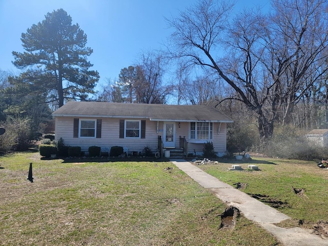 view of front of property featuring a front yard