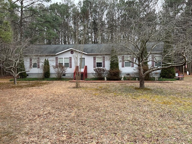 manufactured / mobile home with a front yard