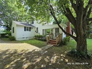 300 Irvington Rd, Kilmarnock, VA 22482 - view of front of home with crawl space