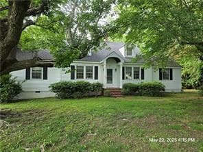 300 Irvington Rd, Kilmarnock, VA 22482 - cape cod-style house featuring a front yard