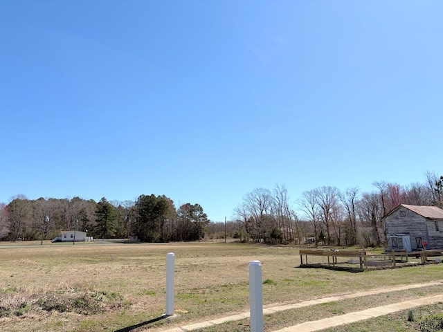 view of yard featuring a rural view