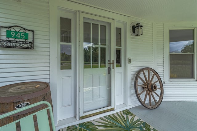 doorway to property featuring covered porch