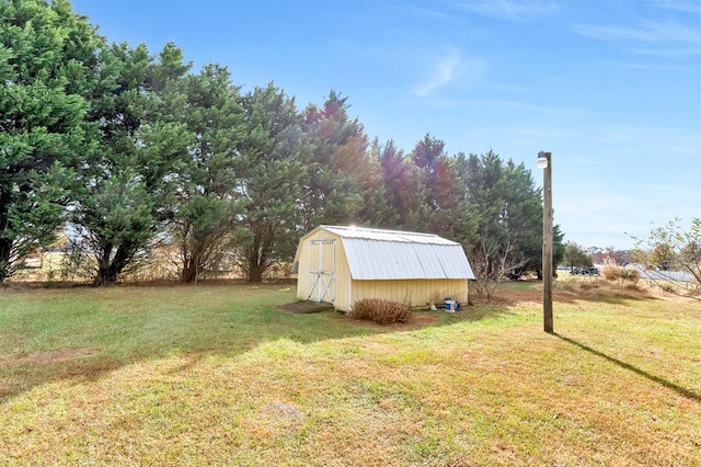 view of yard with a storage unit