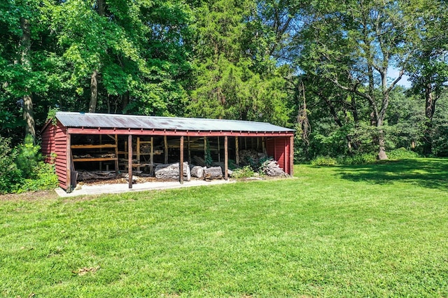 view of yard featuring an outdoor structure