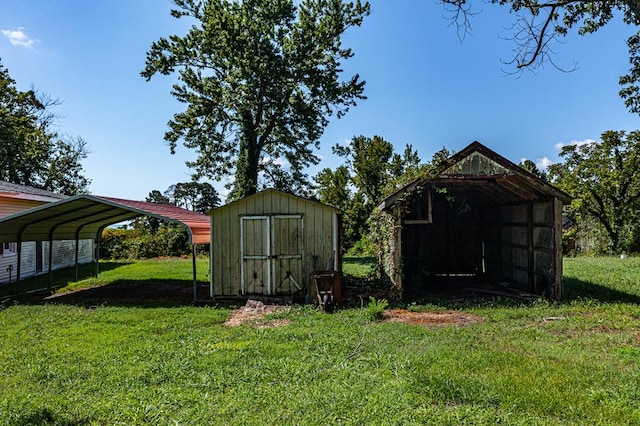 view of outbuilding featuring a carport and a lawn