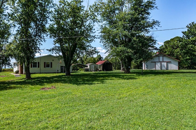 view of yard featuring an outbuilding