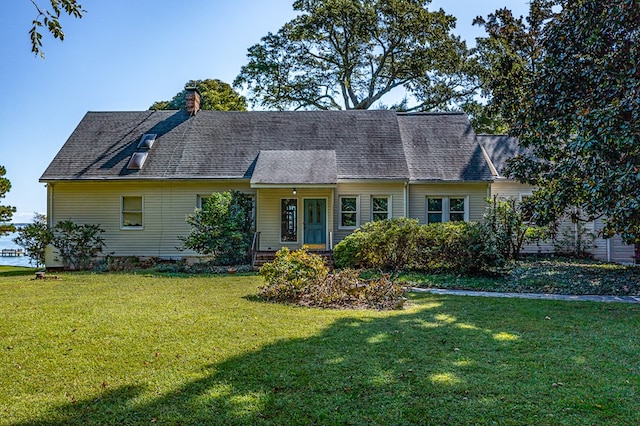 view of front facade featuring a front lawn