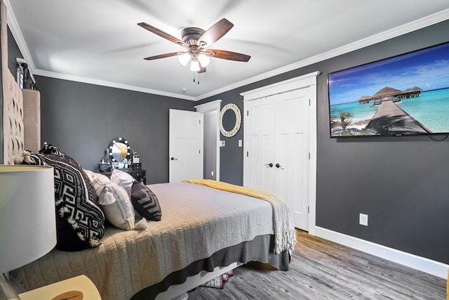 bedroom featuring hardwood / wood-style flooring, ceiling fan, and crown molding