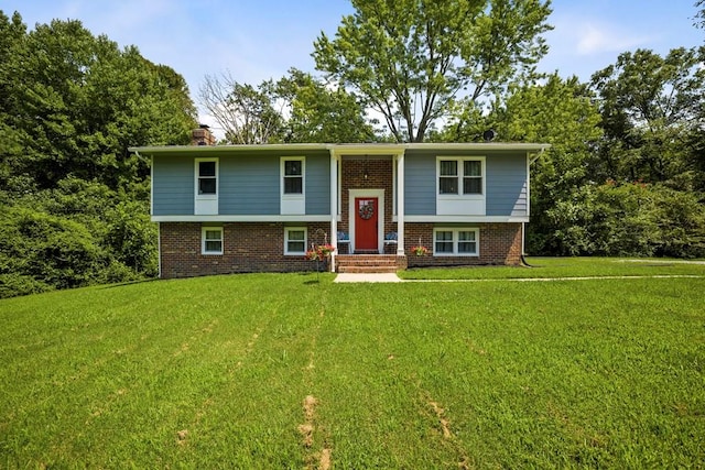 bi-level home featuring a front lawn