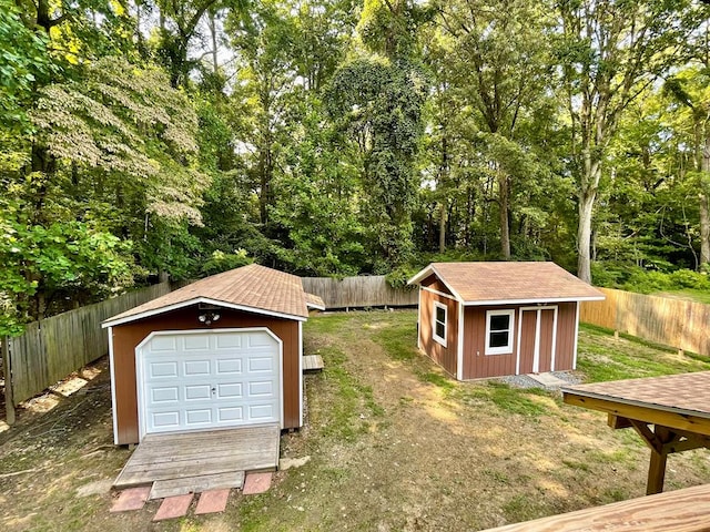 view of yard with an outbuilding