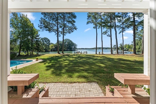 view of yard featuring a water view