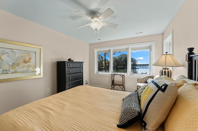 bedroom with ceiling fan