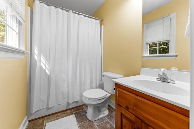 full bathroom with shower / tub combo with curtain, vanity, and toilet