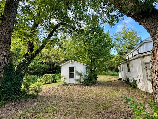 view of yard featuring an outbuilding