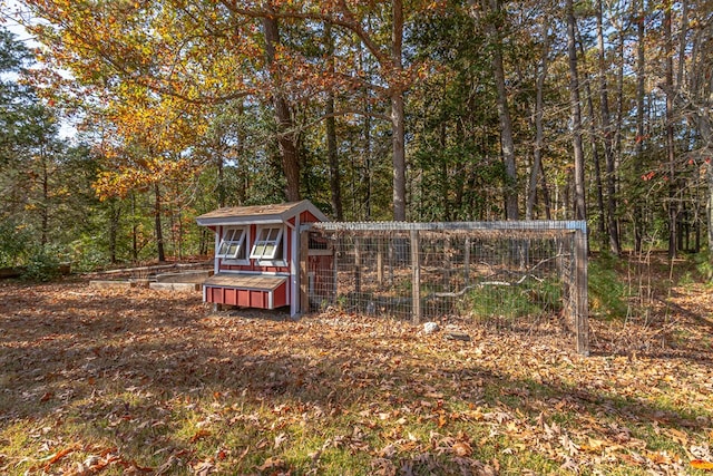 view of yard with an outbuilding