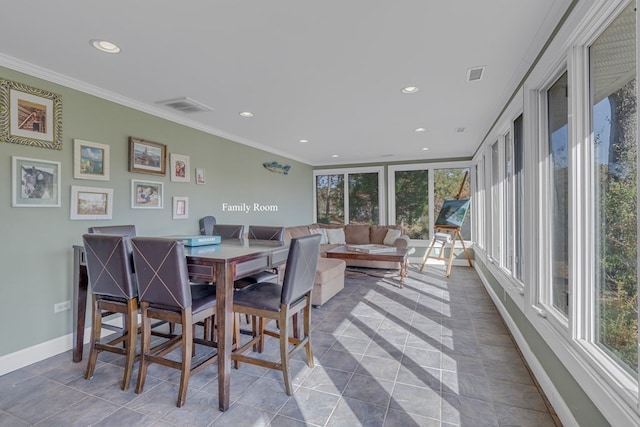 dining area with ornamental molding