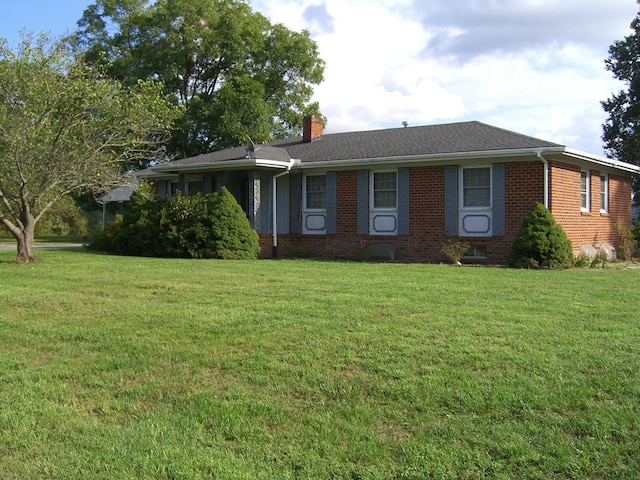 ranch-style house featuring a front yard