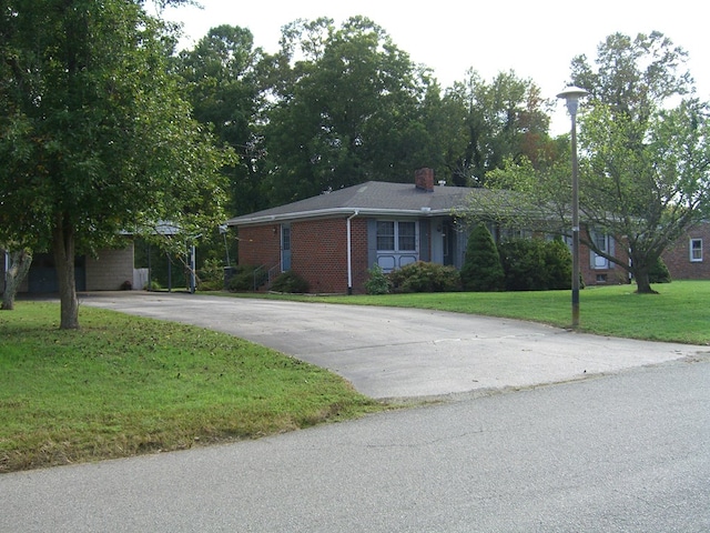 ranch-style home with a front yard