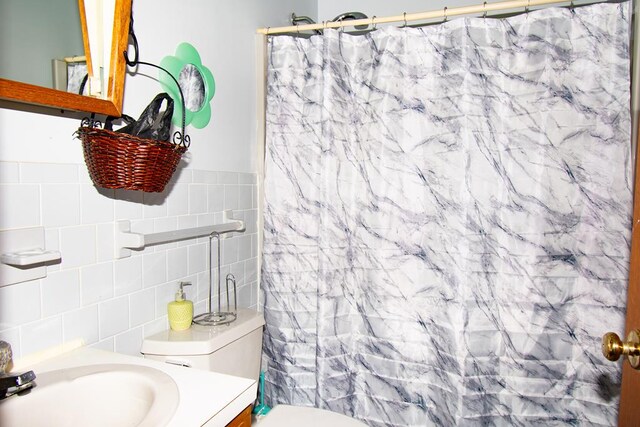 203 Lampkintown Rd, Burgess, VA 22432 - bathroom featuring tile walls, vanity, toilet, a shower with curtain, and backsplash