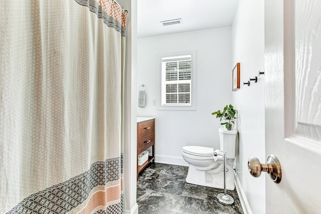 full bathroom with vanity, a shower with shower curtain, visible vents, baseboards, and toilet