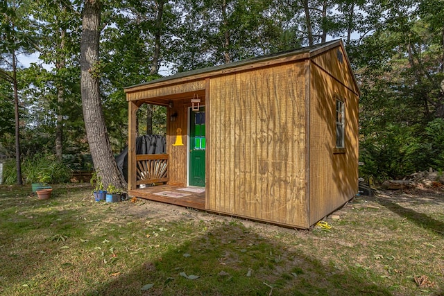 view of outdoor structure with a yard