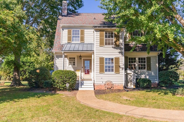 view of front of property featuring a front lawn