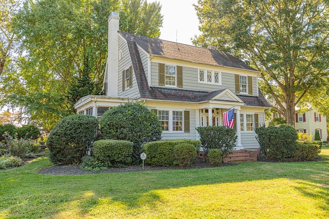 view of front of home featuring a front lawn