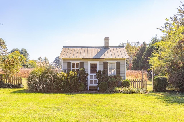 view of front of house with a front lawn