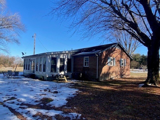 view of front facade featuring brick siding