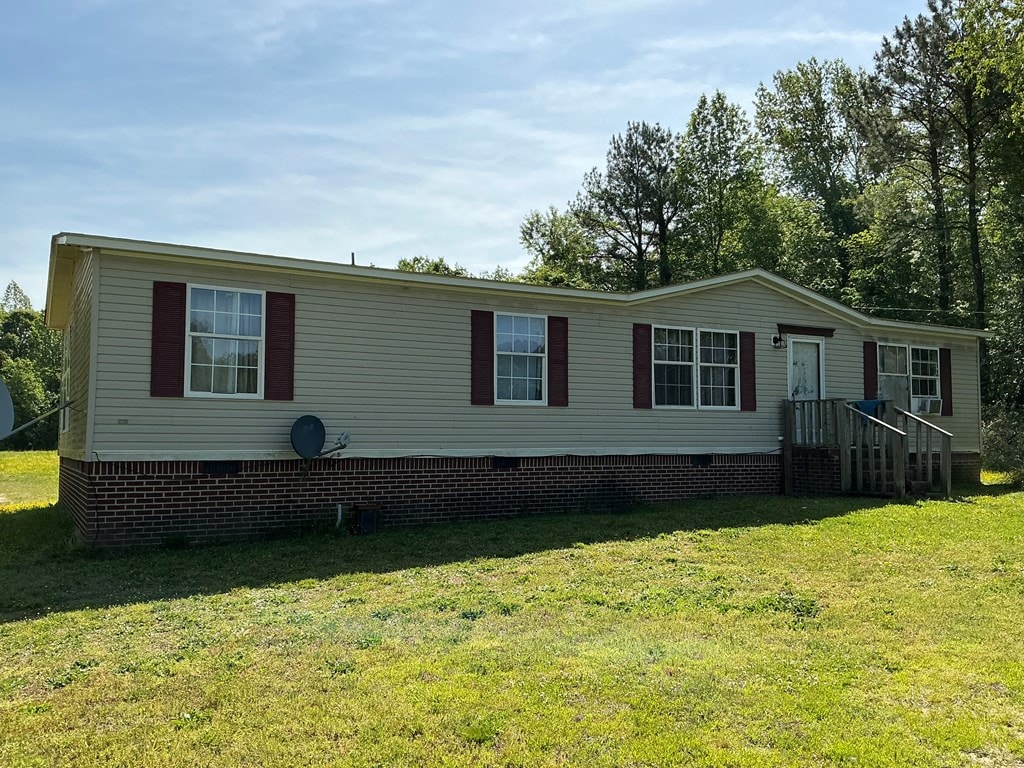 403 Union Mill Rd, Farnham, VA 22460 - manufactured / mobile home featuring a front lawn and crawl space