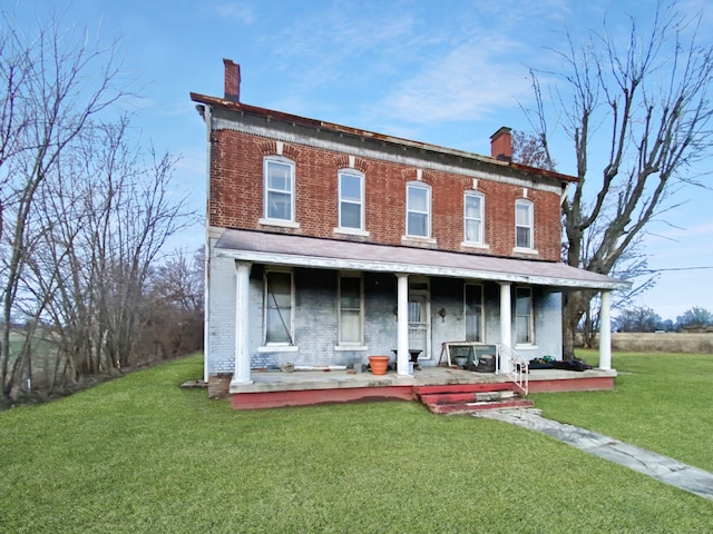 view of front of house featuring covered porch and a front yard