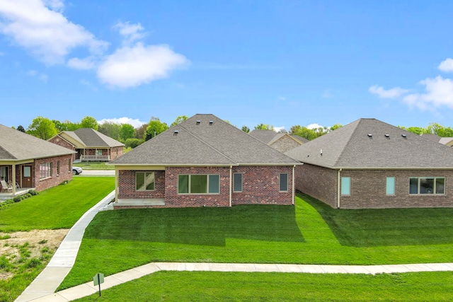 view of front of property featuring a front yard