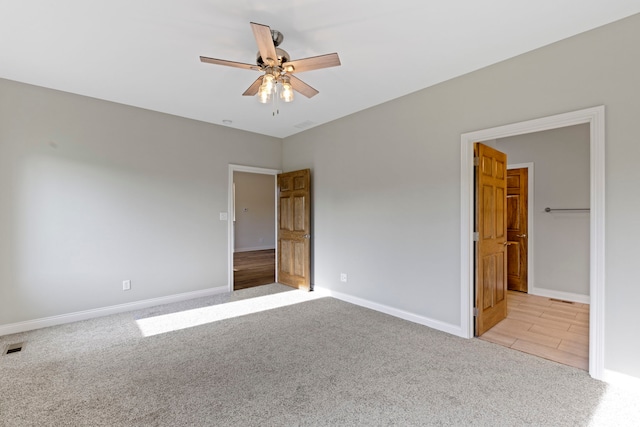 carpeted empty room featuring ceiling fan