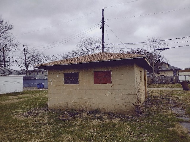 view of side of property featuring a lawn